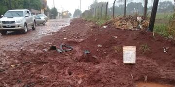 Conexiones clandestinas causan serios daños en un acueducto en Puerto Iguazú.