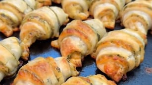 Cómo hacer mini medialunas rellenas con pesto: la receta ideal para la mesa de Fin de Año