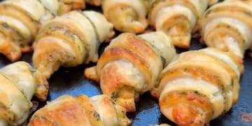 Cómo hacer mini medialunas rellenas con pesto: la receta ideal para la mesa de Fin de Año