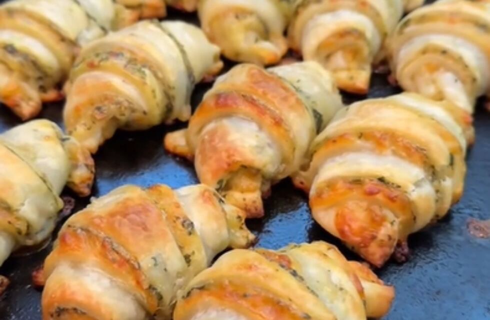 Cómo hacer mini medialunas rellenas con pesto: la receta ideal para la mesa de Fin de Año