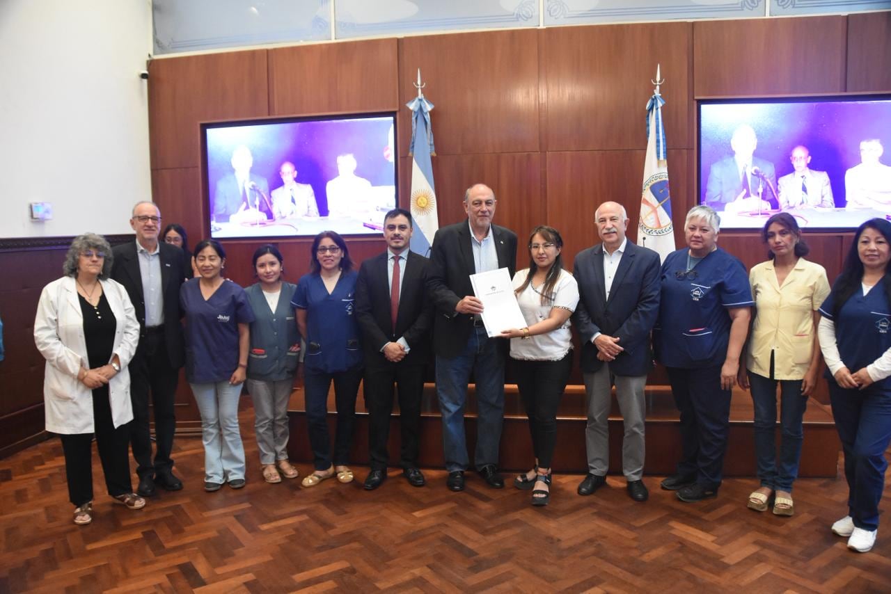 Legisladores, funcionarios y miembros del equipo del CAPS del barrio El Chingo, tributaron un sentido homenaje a la figura del Dr. Hernán Miranda.