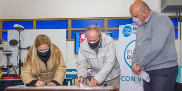 El intendente de San Martín Raúl Rufeil firma el convenio por el cual todas las bibliotecas populares del departamento contarán con conexión a Internet. Gentileza MSM