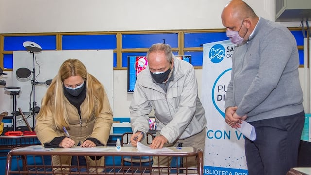 El intendente de San Martín Raúl Rufeil firma el convenio por el cual todas las bibliotecas populares del departamento contarán con conexión a Internet. Gentileza MSM