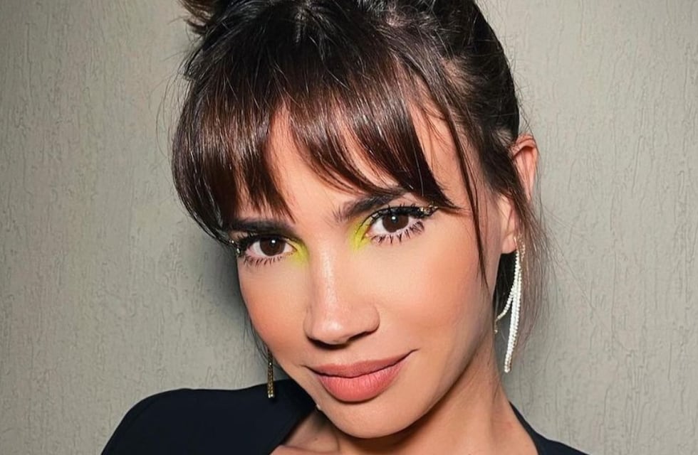 Celeste Cid salió a la calle con una maxi remera a modo de vestido