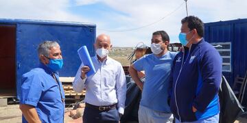 La obra constará de un campo de juego, una pista de atletismo,
un albergue, canchas auxiliares, forestación, salas de salud y recreación