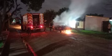 Incendio consumió totalmente un automóvil en Posadas.