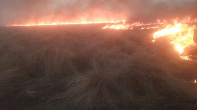 Bomberos de Arroyito se suman para combatir el incendio en Colina Marina