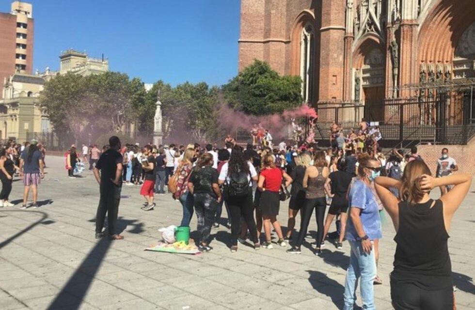 Polémica por los festejos de egresados en la Catedral, pese a las restricciones