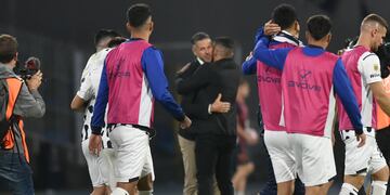 Abrazo de amigos. Javier Gandolfi se reencontró con Martín Demichelis, que destacó a su Talleres (La Voz).