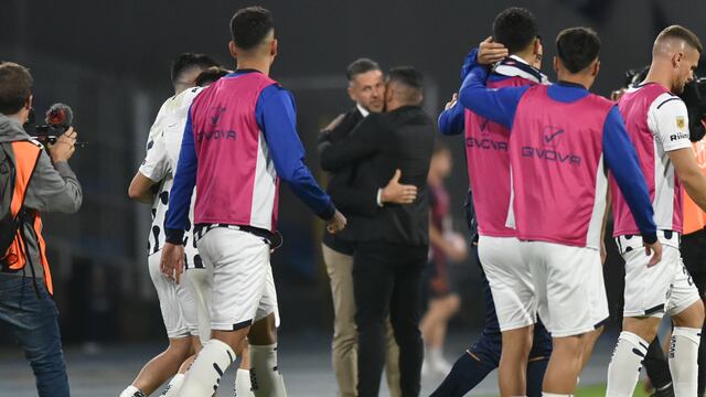 Abrazo de amigos. Javier Gandolfi se reencontró con Martín Demichelis, que destacó a su Talleres (La Voz).