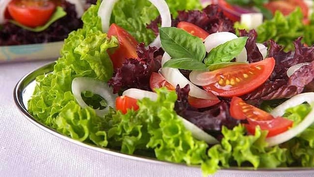 ¿Una forma novedosa de lavar verduras o solamente un video divertido para compartir en TikTok? Foto: Archivo.