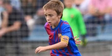 Pedro Juárez, el salteño de 8 años que la rompe jugando al fútbol en el Barcelona.