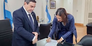 El ministro Luis Medina Ruiz oficializó la designación de la doctora Griselda Palavecino como jefa del servicio odontológico del Avellaneda.