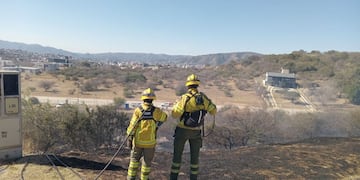 Bomberos combaten un incendio en la urbanización "Venturia"