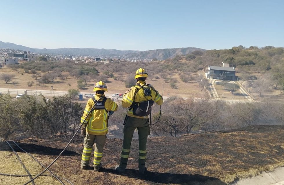 Bomberos combaten un incendio en Villa Carlos Paz