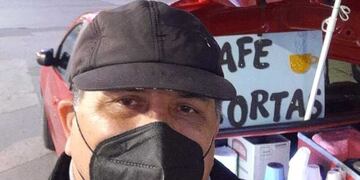 Hugo vende café en Brandsen y Berutti desde hace más de un año y ahora la municipalidad busca desalojarlo.