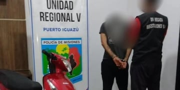 Puerto Iguazú: desmantelaban una motocicleta y fueron detenidos.