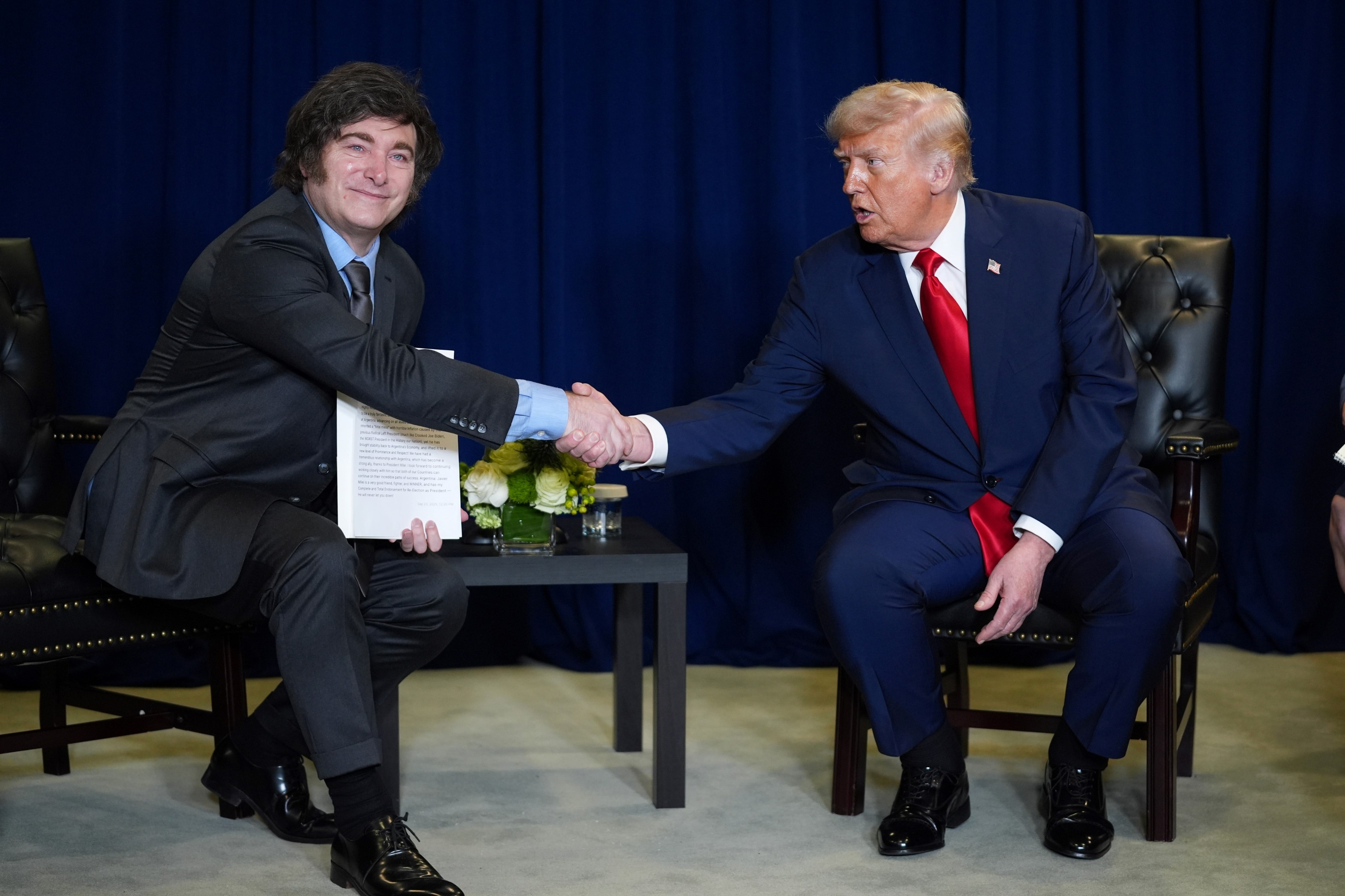 Encuentro entre Javier Milei y Donald Trump, quien le brindó su apoyó al presidente argentino.