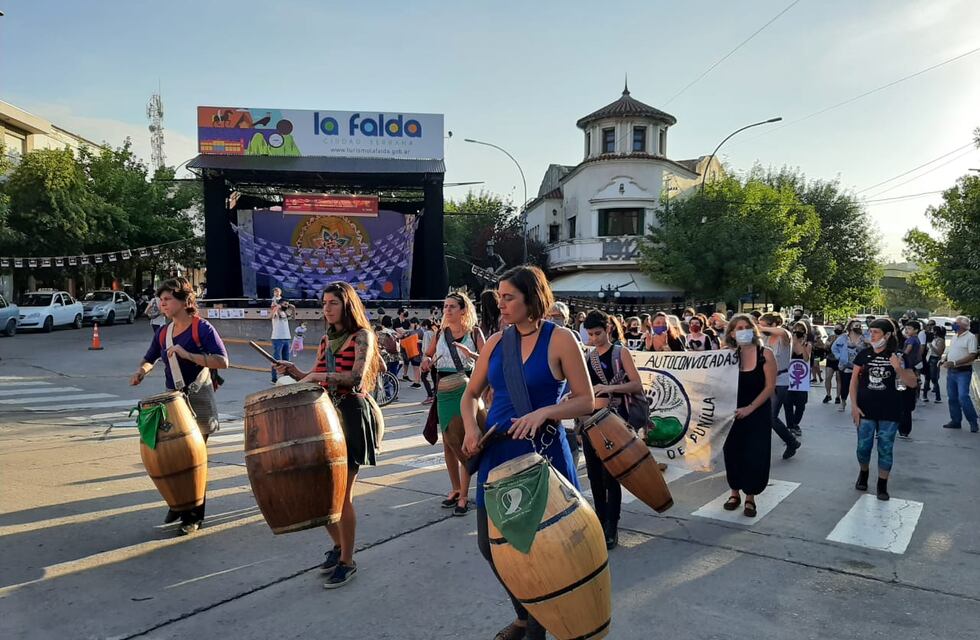 #8M: Decenas de mujeres se manifestaron en La Falda y alzaron la voz “por las que ya no están”