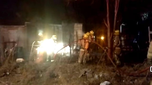 Incendio de una casa "de madera" en un barrio de la ciudad de Cosquín. (Foto: captura / 24 Cónica Cosquín HD).