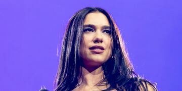 Dua Lipa volvió a sorprender a sus fans con un look sensual.