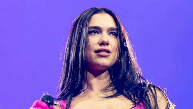 Dua Lipa volvió a sorprender a sus fans con un look sensual.