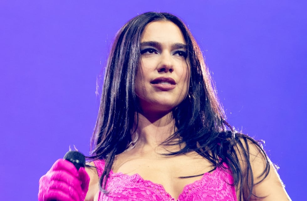 Dua Lipa conquistó solo con una camisa blanca y bucaneras en Instagram