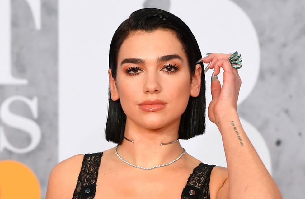 Dua Lipa lució un “cat suit” negro para una famosa marca de ropa y deslumbró a sus fans