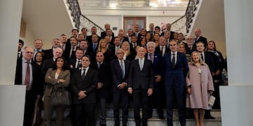 Los magistrados posaron en las escalinatas de la Facultad de Derecho de la UNR antes del inicio del encuentro.