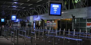 Postal de Ezeiza en pleno cierre de fronteras. (Foto: Clarín)