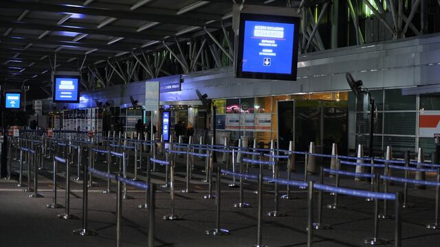 Postal de Ezeiza en pleno cierre de fronteras. (Foto: Clarín)