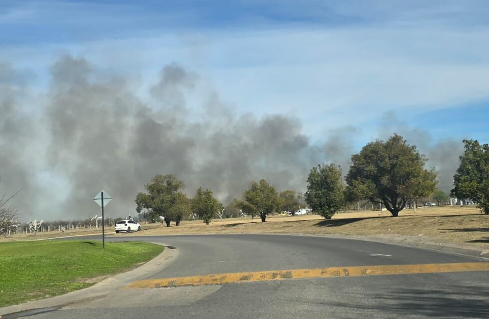 Combaten un incendio en basurales clandestinos en Córdoba: hay alerta por los vientos