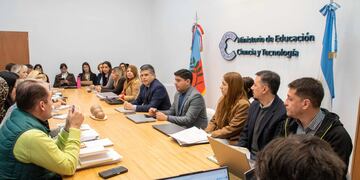 Rosales Matienzo encabezó un encuentro con ATECA, SIDCA, UDA, SUTECA y SADOP, con agenda abierta y próxima reunión el 31 de julio. (Foto Radio Valle Viejo)