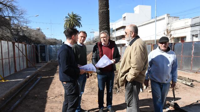 Recorrida del intendente Luis Castellano por la obra de los canteros de Bv. Santa Fe