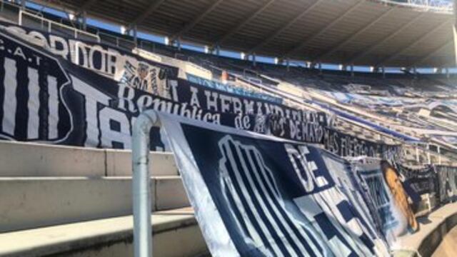 Los trapos Albiazules, colgados en la cabecera Willington a la espera del duelo por la clasificación.