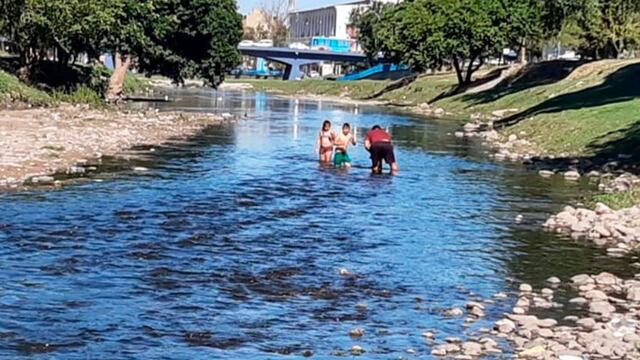 Río Suquía. Vecinos decidieron darse un chapuzón en las aguas cloacales. (Foto / Telefé Córdoba)