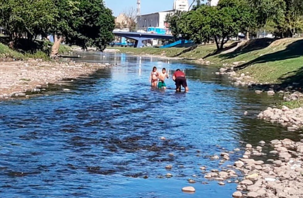 Pese a la contaminación, cordobeses se bañaron en el Río Suquía