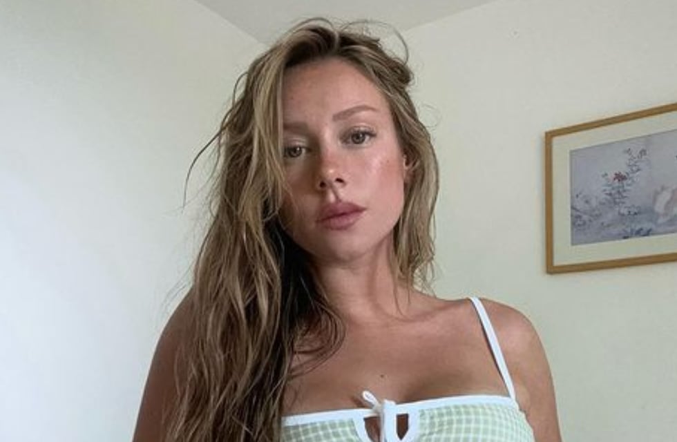 Ester Expósito mostró su tatuaje en una llamativa zona del cuerpo mientras disfruta el verano europeo