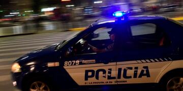 Se disfrazó de Policía y robó en una barbería de Córdoba: ya tenía pedido de captura.