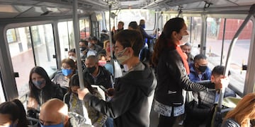 Hacinamiento de pasajeros en los colectivos (imagen ilustrativa).
