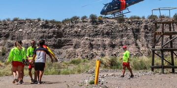Durante la capacitación los guardavidas aprendieron a preparar y trasladar un herido en un rescate aéreo. Gentileza MLC