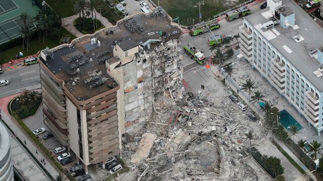 Así quedó el edificio de Surfside, Miami, que se derrumbó parcialmente este jueves 24 de junio de 2021.