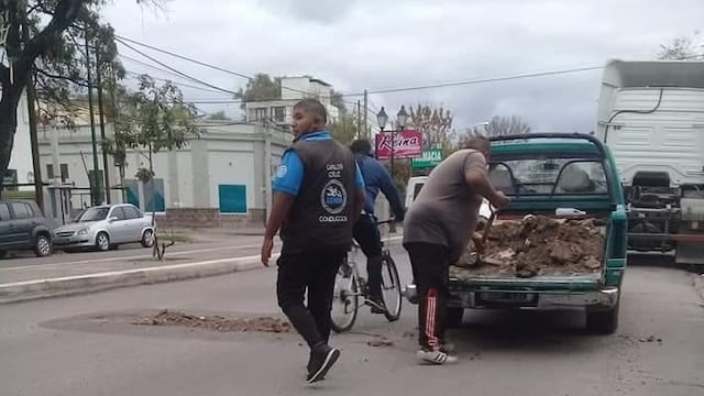 Cadetes taparon baches ante la falta de acción de la Municipalidad de Salta