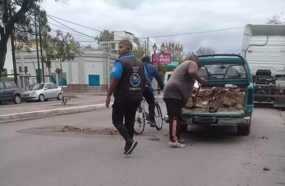 Cadetes taparon baches ante la falta de acción de la Municipalidad de Salta