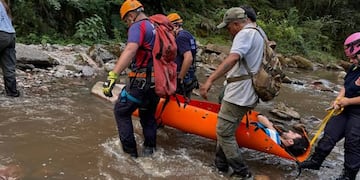 Rescate en plena selva: evacuaron a un herido tras una caída en la Cascada del Río Noque.