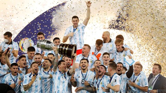 La Selección campeona. Una imagen que hubo que rescatar tras muchos años. Salud Argentina (La Voz).