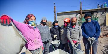 Mamás que cocinan en un merendero se convirtieron en albañiles de un playón deportivo en el barrio Luz de Vida, en Guaymallén