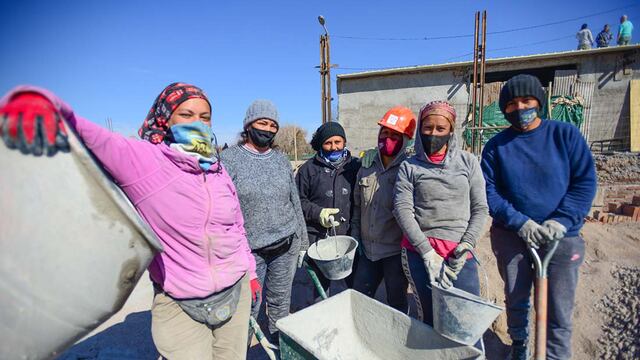 Mamás que cocinan en un merendero se convirtieron en albañiles de un playón deportivo en el barrio Luz de Vida, en Guaymallén