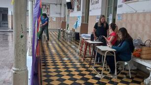 Las escuelas abrieron a primera hora a pesar del aguacero.