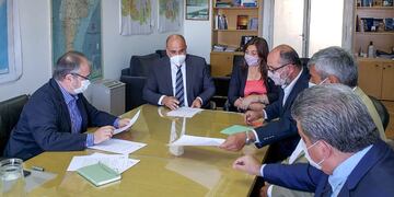 El gobernador Juan Manzur firmó tres proyectos de obras hídricas en Buenos Aires